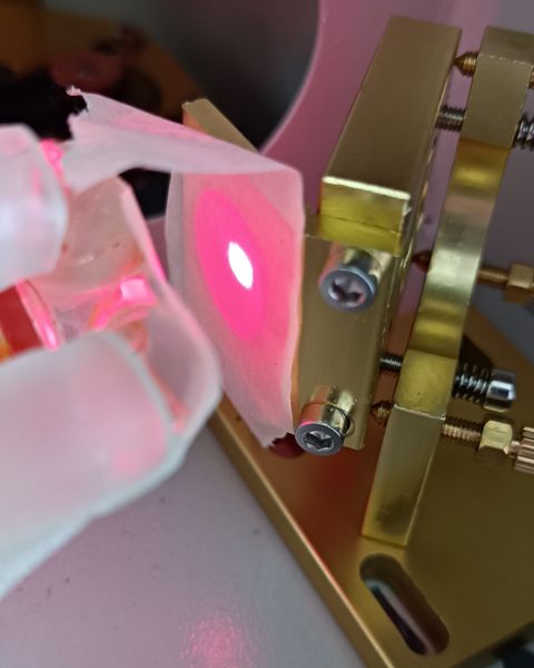 spiegelhalter1_anprobe_mit_punktlaser