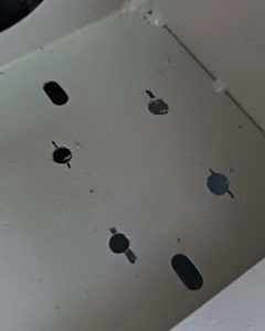 Gebohrte Löcher für die neue Spiegelhalterung