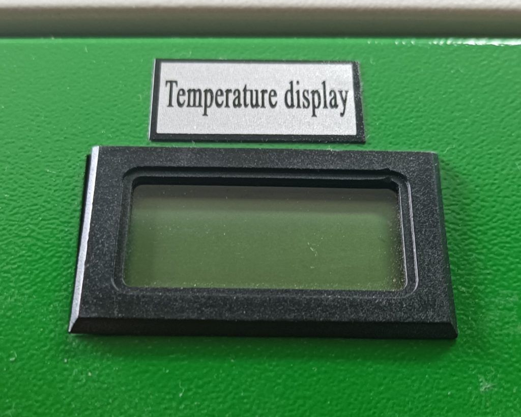 Altes Temperaturdisplay ohne Anzeige, da die Batterien leer sind