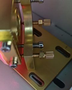 Übertrag der Bohrlöcher der Spiegelhalterung mit einem Folienstift