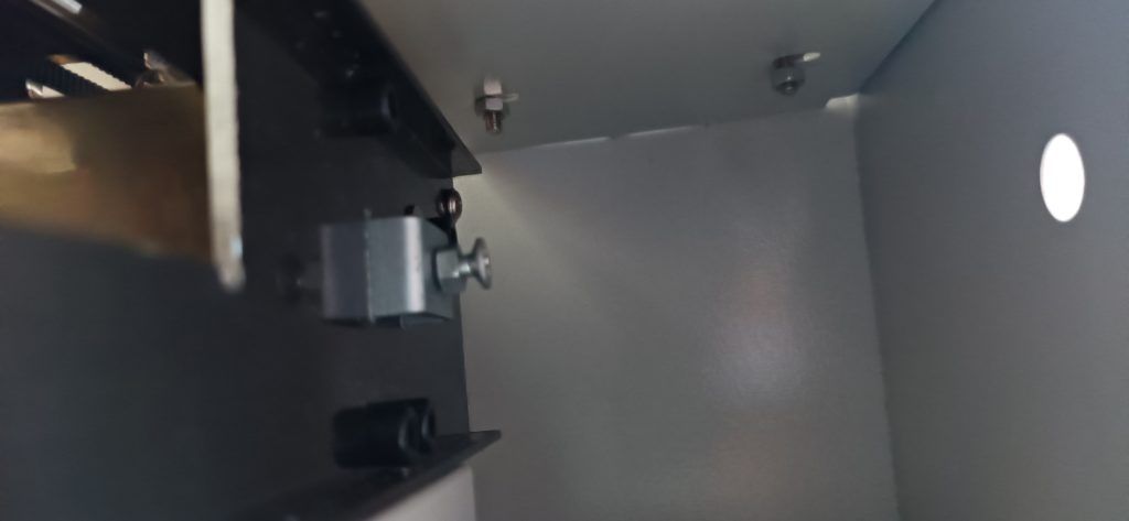 Ansicht der angelösten Muttern im Gehäuse des K40