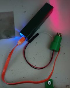 Einstellwerkzeug bestehend aus Punktlaser im Adapterring und Powerbank