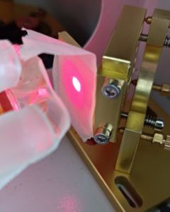 Spiegelhalterung 1 grob ausgerichtet, Punktlaser geht mittig durch das Portal