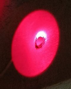 Noch nicht ganz perfekt ausgerichteter Laserpunkt