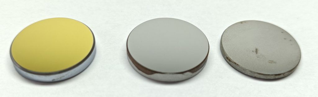 v.r.n.l: Siliciumspiegel mit Goldbeschichtung, Molybdänspiegel frisch aus der Packung und Molybdänspiegel "neuwertig" in meinem K40 