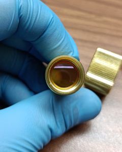 In Nozzle eingesetzte Linse mit konfexen Seite nach oben
