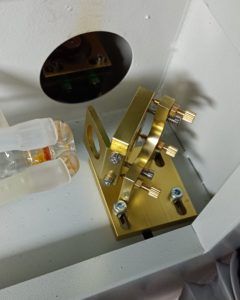 Spiegelhalterung fertig montiert und ausgerichtet