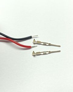 Abisolierte Kabel mit Dupont Stecker daneben